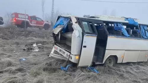 Malatya'da feci kaza: İşçi servisi devrildi!