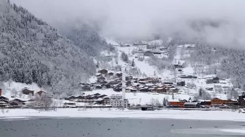 Doğu Karadeniz'de olağanüstü manzara: Uzungöl'ün yüzeyi buz tuttu