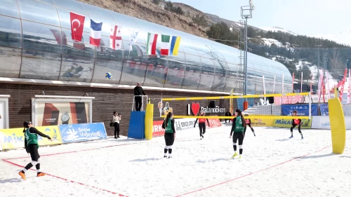 Erzurum'da kar voleybolu heyecanı