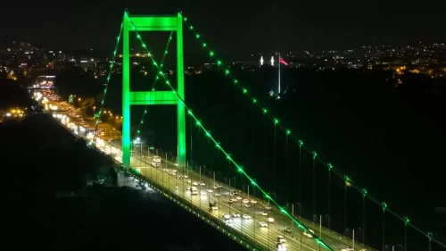 İstanbul'un köprüleri yeşile büründü