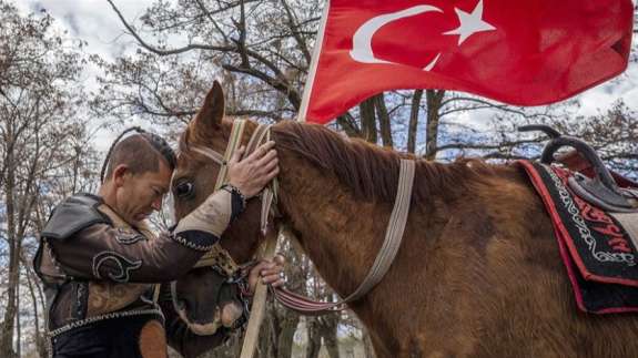 Kırgız Türkleri geleneklerini devam ettiriyor