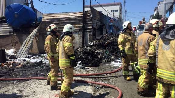 İtfaiye erleri önce yangını söndürdü, sonra bayramlaştı