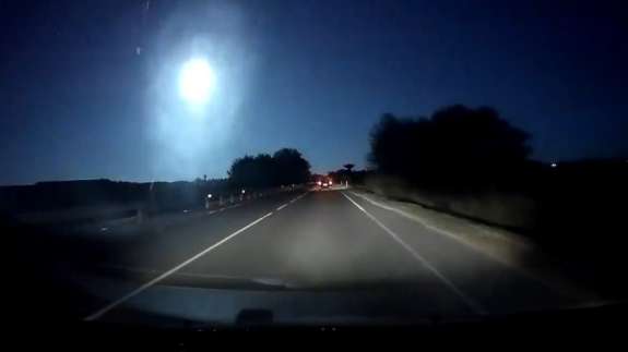 İtalya’da düşen meteor gökyüzünü aydınlattı