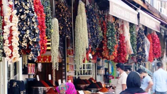 Rengarenk 'Urfa kurutmalıkları' tezgahları süslüyor