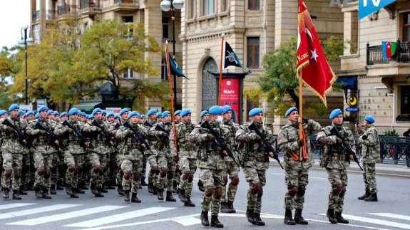 Türk askeri Azerbaycan sokaklarını inletti (3)