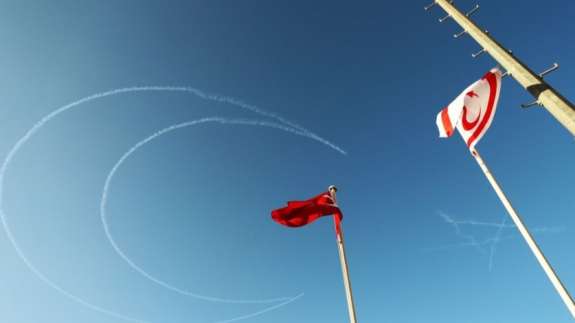 Türk Yıldızları KKTC’de gökyüzüne ay yıldız çizdi