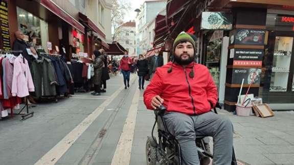 Sivilce yüzünden tekerlekli sandalyeye mahkum oldu!