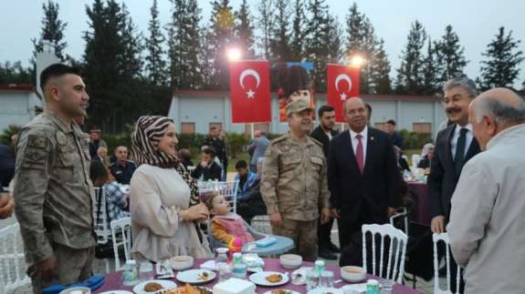 Osmaniye Valisi Yılmaz, şehit aileleri ve gazilerle iftar yemeğinde bir araya geldi