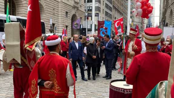 New York'ta Türk bayrağı göndere çekildi