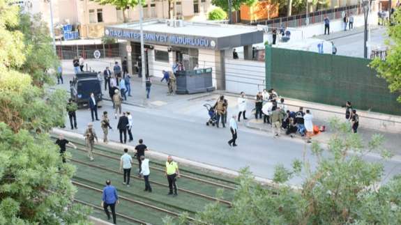 Gaziantep Emniyet Müdürlüğü önünde bir kişi etkisiz hale getirildi