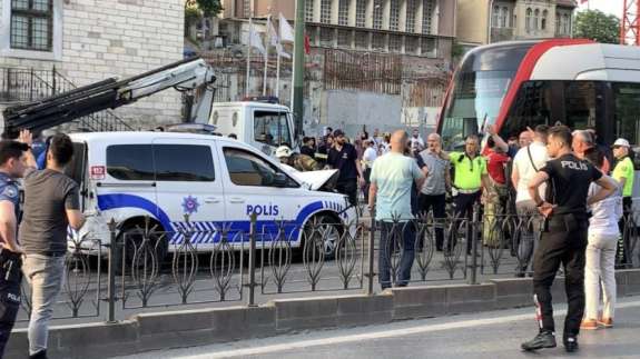 İstanbul'da tramvay ile polis aracı çarpıştı! 3 polis yaralı