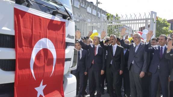 Bakan Özer, okul sanayi iş birliğinin ilk ihracat tırını uğurladı