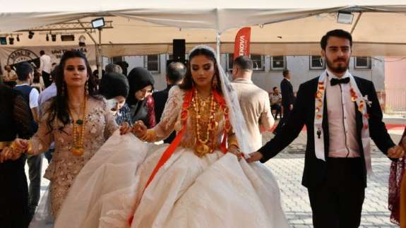 Hakkari'deki aşiret düğününde 5 kilo altın takılan gelin, halay çekerken zorlandı