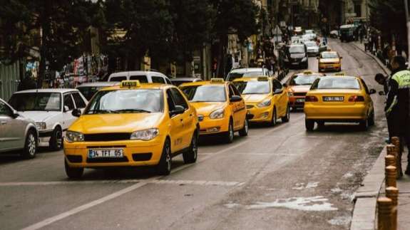 Taksicinin ‘kısa mesafe’ bahanesine şikayet uyarısı! Çalışma izni bile iptal ediliyor