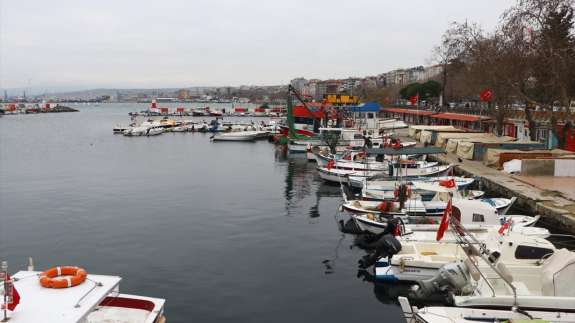 Tekirdağlı balıkçılar avın bollaşması için deniz suyunun soğumasını bekliyor