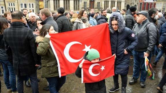 Acımızı kalplerinde taşıyorlar! Deprem sonrası Türkiye için tek yürek oldular: İşte dünyadan duygulandıran kareler