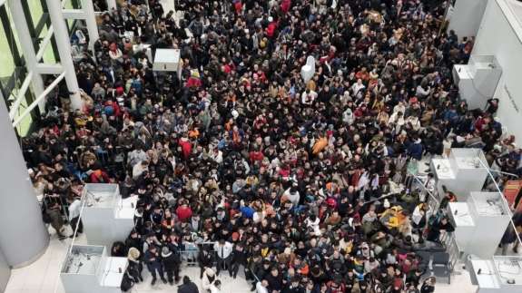 Binlerce yardım gönüllüsü İstanbul Havalimanı'na akın etti