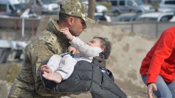 Depremden 31 saat sonra 15 aylık bebek enkazdan çıkarıldı