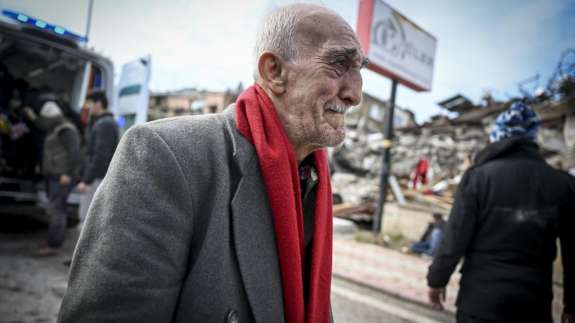 Enkaz başlarında umutlu bekleyiş