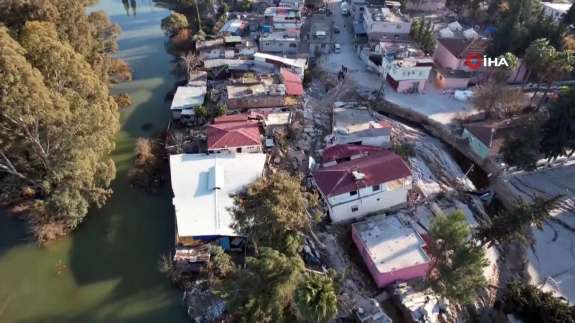 Hatay'da fay hattının geçtiği köy ikiye bölündü, evler yerin dibine 3 metre düştü