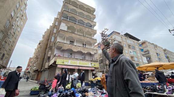 Yüzlerce kişinin gelerek alışveriş yaptığı pazar tehlikeye rağmen açık…