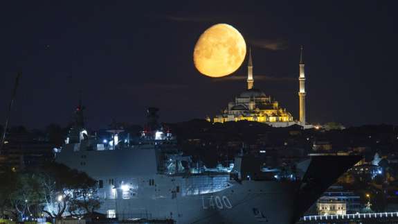 Adeta tabloluk manzara! TCG Anadolu ve İstanbul’un zarafeti birleşti