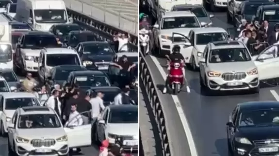 İstanbul'da trafiği felç eden halay!