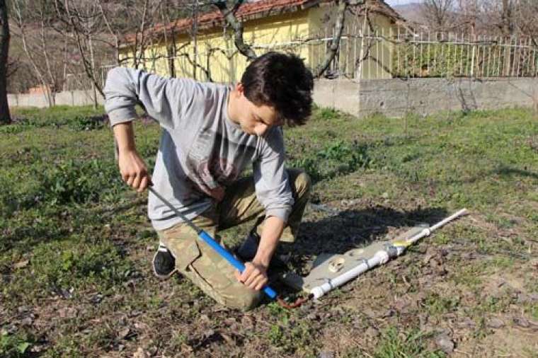 Babası ‘boş iş’ dedi, pes etmedi! El pompası ile.. 1