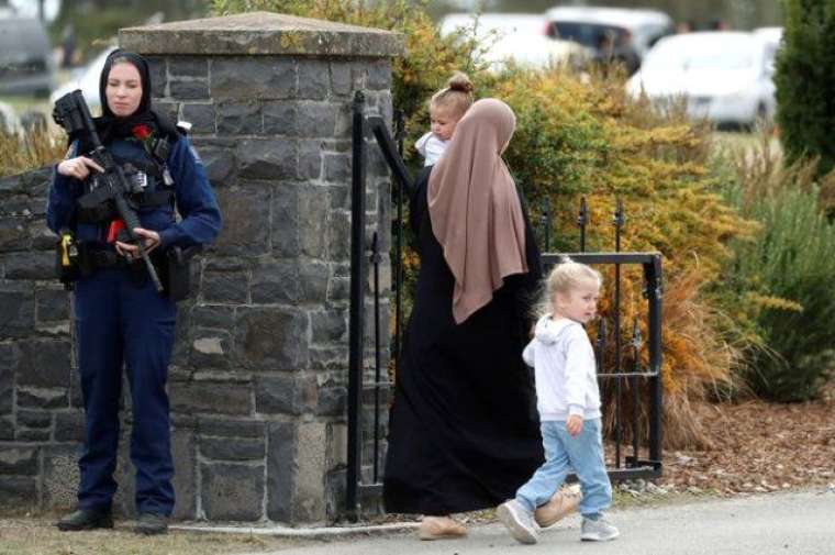 Kadın polisin hareketi cenazeye damga vurdu 6