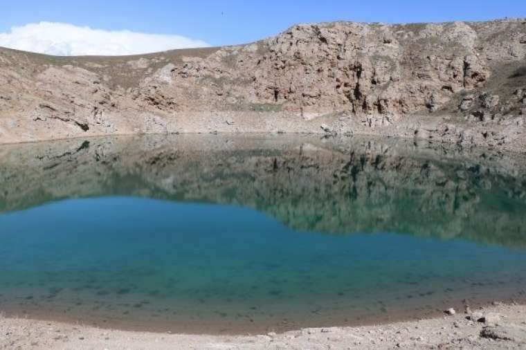 Bu göl görenleri kendine hayran bırakıyor 6