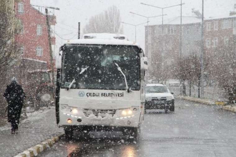 Ardahan'da yoğun kar yağışı ve tipi: Araçlar yolda mahsur kaldı 11