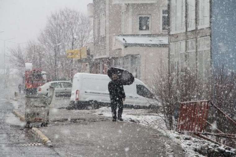 Ardahan'da yoğun kar yağışı ve tipi: Araçlar yolda mahsur kaldı 12