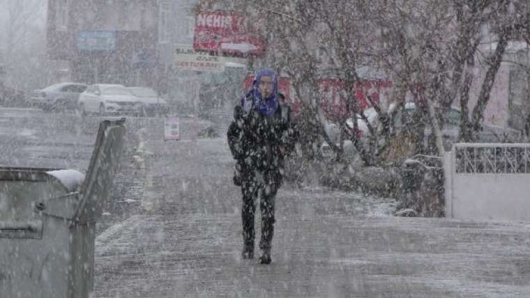 Ardahan'da yoğun kar yağışı ve tipi: Araçlar yolda mahsur kaldı 3