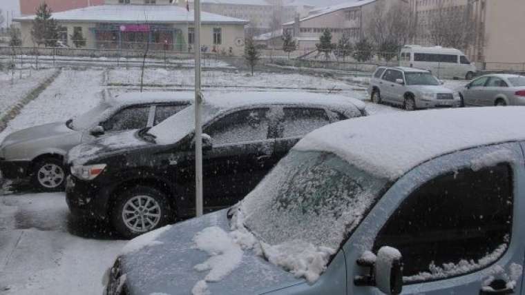 Ardahan'da yoğun kar yağışı ve tipi: Araçlar yolda mahsur kaldı 4