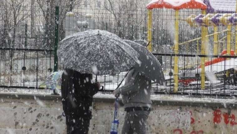 Ardahan'da yoğun kar yağışı ve tipi: Araçlar yolda mahsur kaldı 6