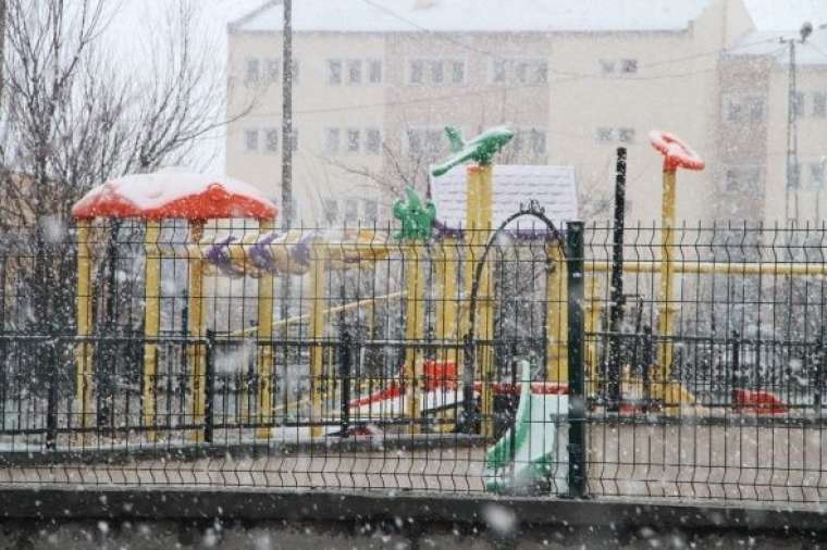 Ardahan'da yoğun kar yağışı ve tipi: Araçlar yolda mahsur kaldı 8