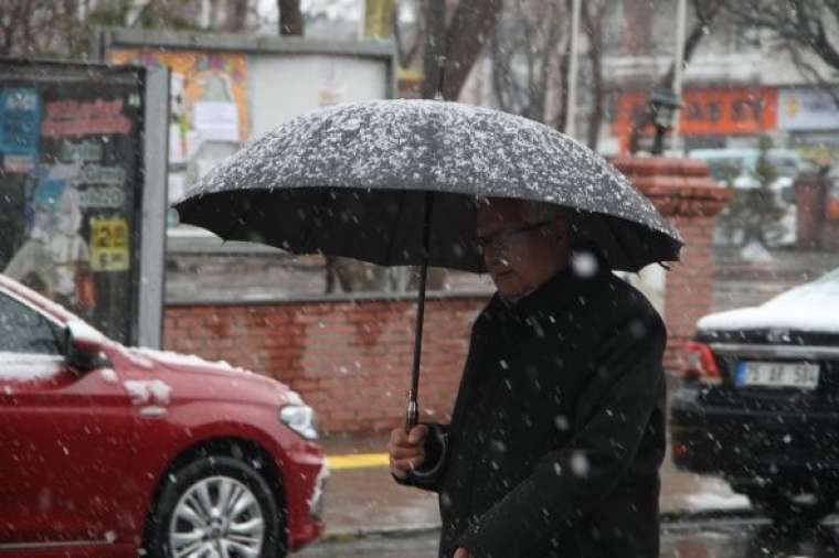 Ardahan'da yoğun kar yağışı ve tipi: Araçlar yolda mahsur kaldı 9