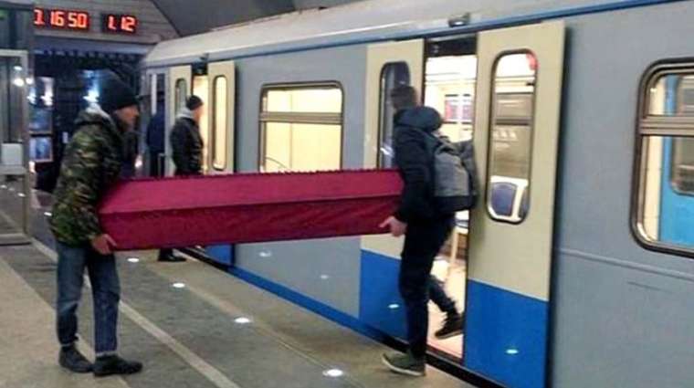 Görenler şaşkına döndü! Metroya tabutla bindiler 1