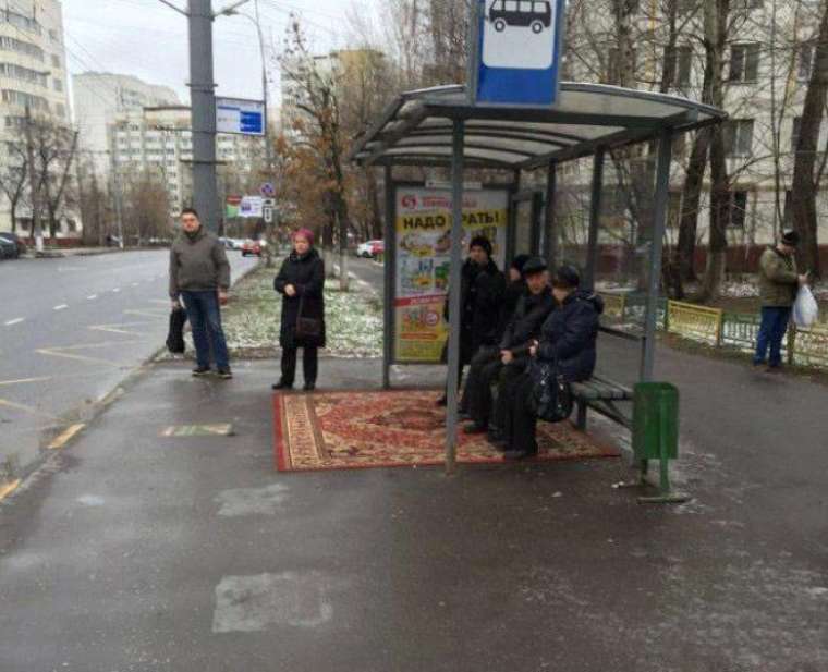 Görenler şaşkına döndü! Metroya tabutla bindiler 4