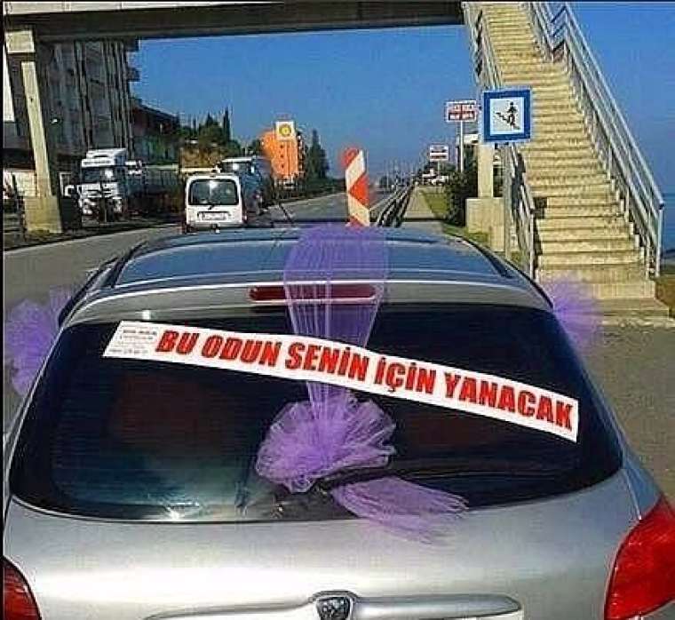 Gelin arabasındaki yazıyı görünce şaştı kaldı 33