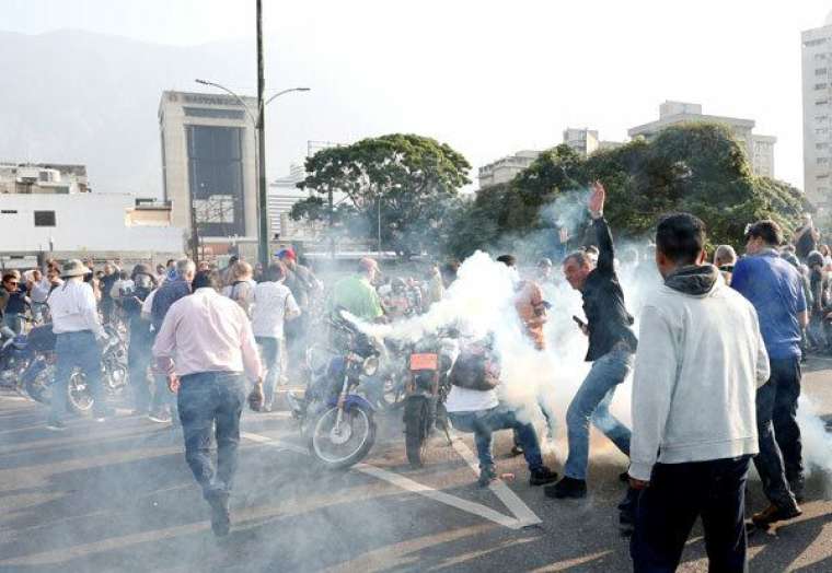 Venezuela'da muhalif darbe girişiminden kareler 23