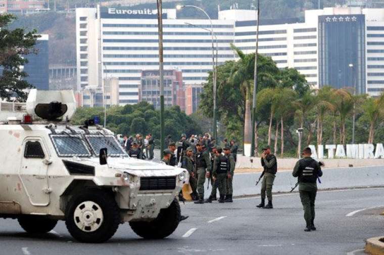 Venezuela'da muhalif darbe girişiminden kareler 31