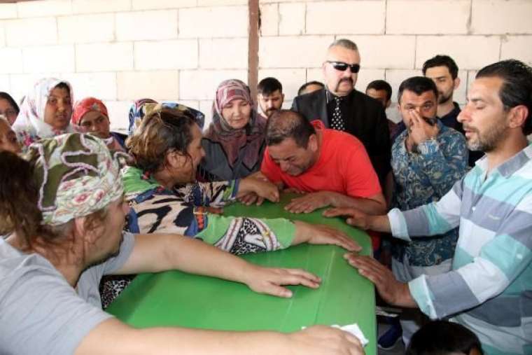 Gözyaşları sel oldu!  İşte Dilber Ay'ın cenazesine katılan tek sanatçı 8