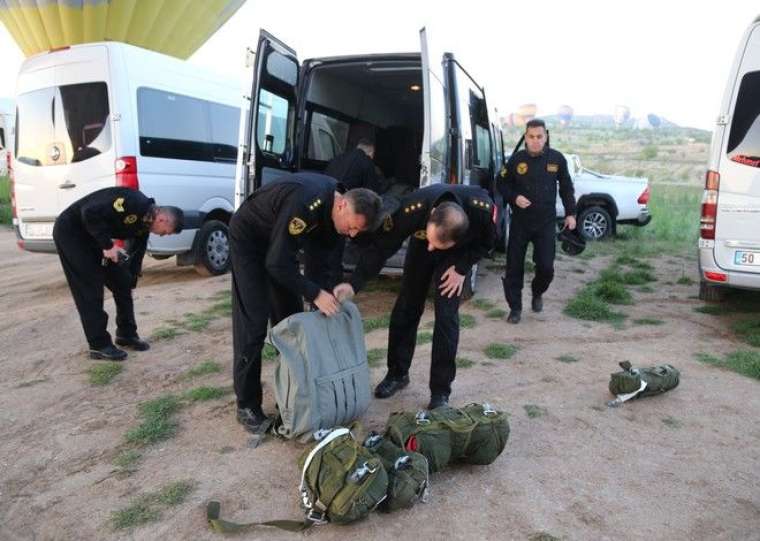 JÖAK timi sıcak hava balonundan atlayış gerçekleştirdi 1