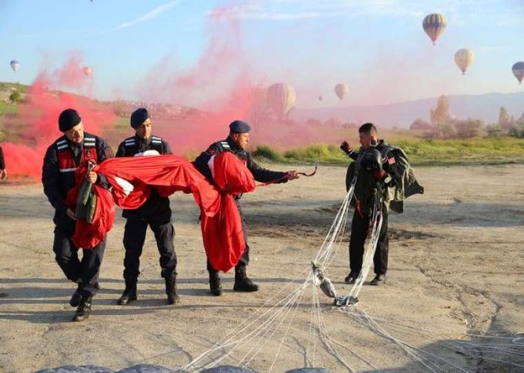 JÖAK timi sıcak hava balonundan atlayış gerçekleştirdi 9