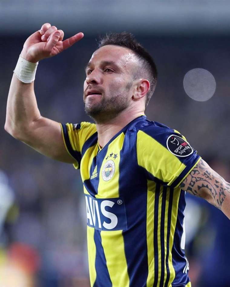 Fenerbahçelilerin adını haykırdığı futbolcu 'veda' etti 4