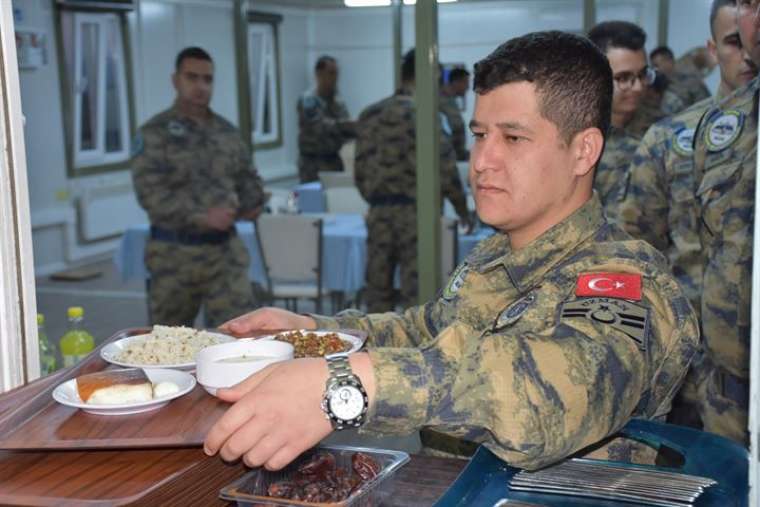 Elleri tetikte gözleri semada iftar ve sahur yapıyorlar 13