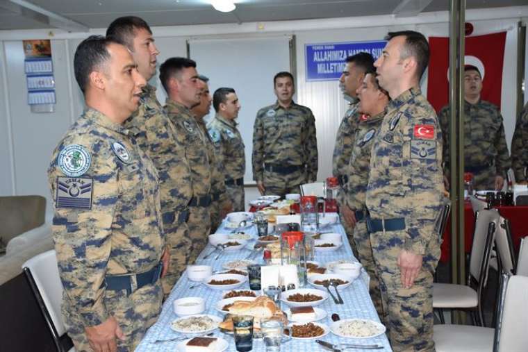 Elleri tetikte gözleri semada iftar ve sahur yapıyorlar 14