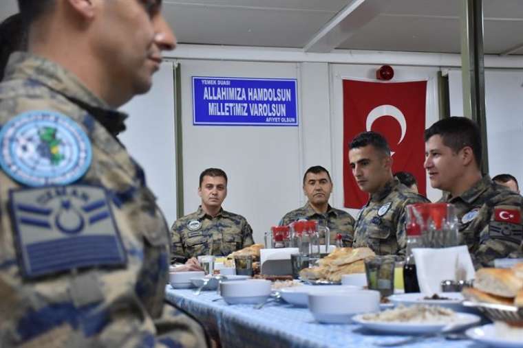 Elleri tetikte gözleri semada iftar ve sahur yapıyorlar 2