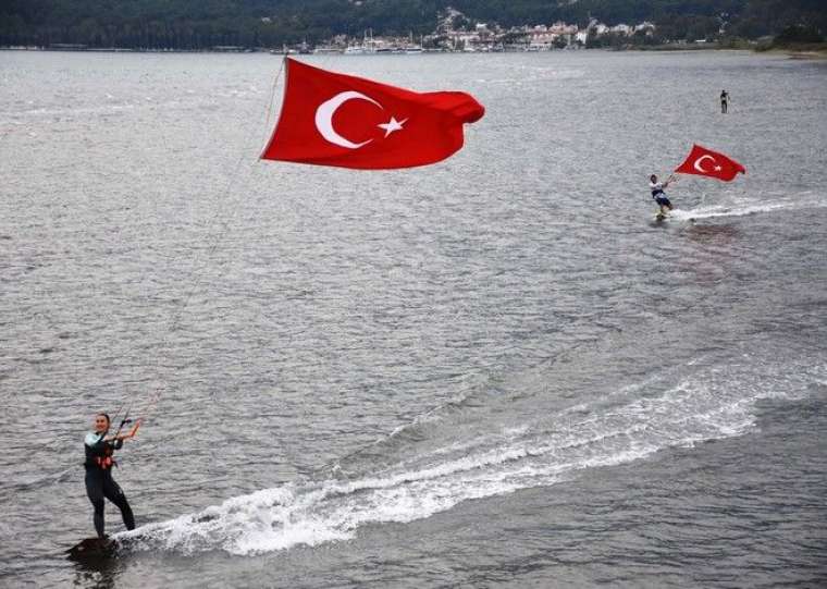 Rüzgarın çocukları Türk bayraklarıyla gösteri yaptı 2